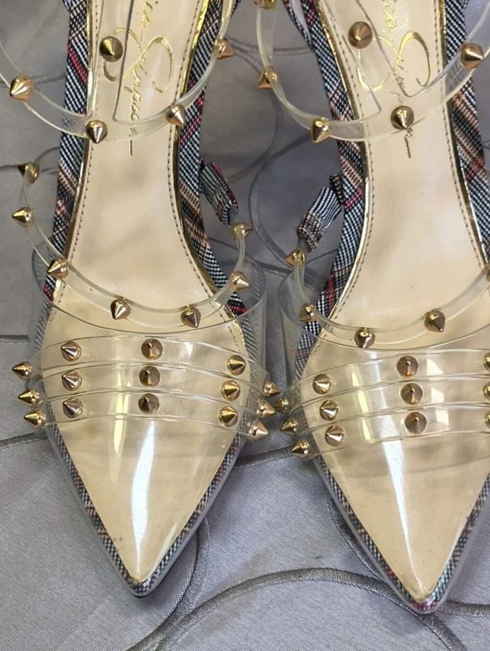 Jessica Simpson chic pointed